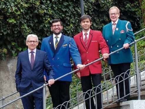 Enschluss Luzerner Kantonal-Musiktag 2023 in Ruswil durchzuführen OK Präsident Leo Müller mit den Vereinspräsidenten