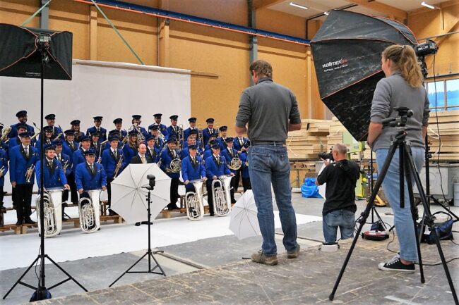 Die Bergmusik Sigigen stellt sich zum Foto-Shooting auf