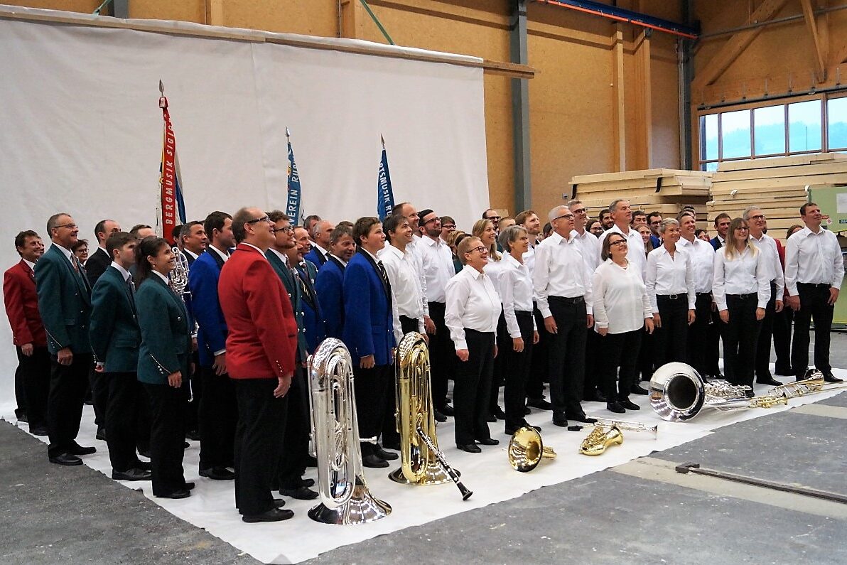 Alle stehen bereit für das Gesamtfoto Foto-Shooting für Musiktag Ruswil 2023