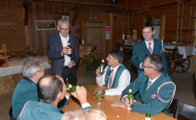 Ortsmusik Rüediswil stösst mit OK-Präsident Leo Müller an