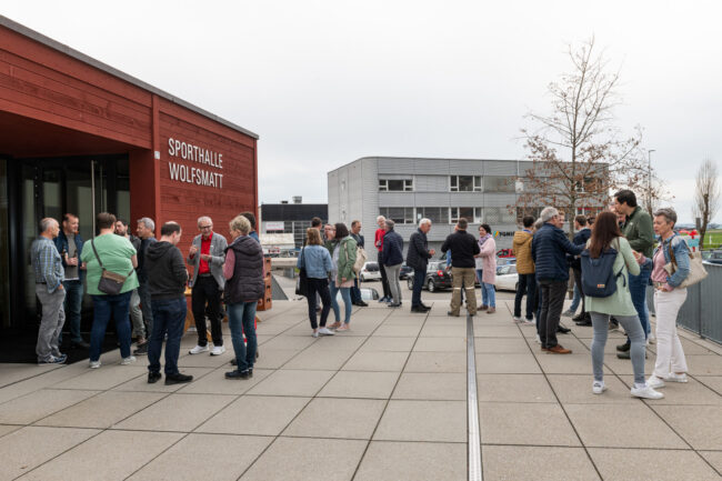Zum Abschluss des Apéros tauschten sich die anwesenden Mitglieder des Musiktags untereinander aus. (Foto von Stefan Dubach, Skyworks.ch)