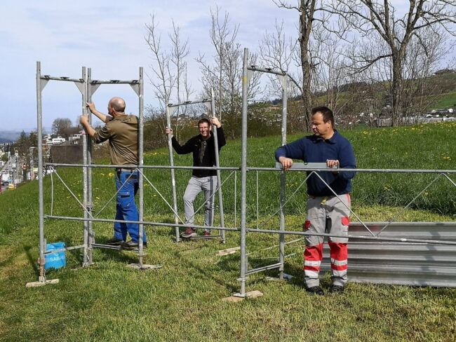 Aufstellen der Werbetafeln für den Musiktag Ruswil 2023. Gestelle werden montiert.