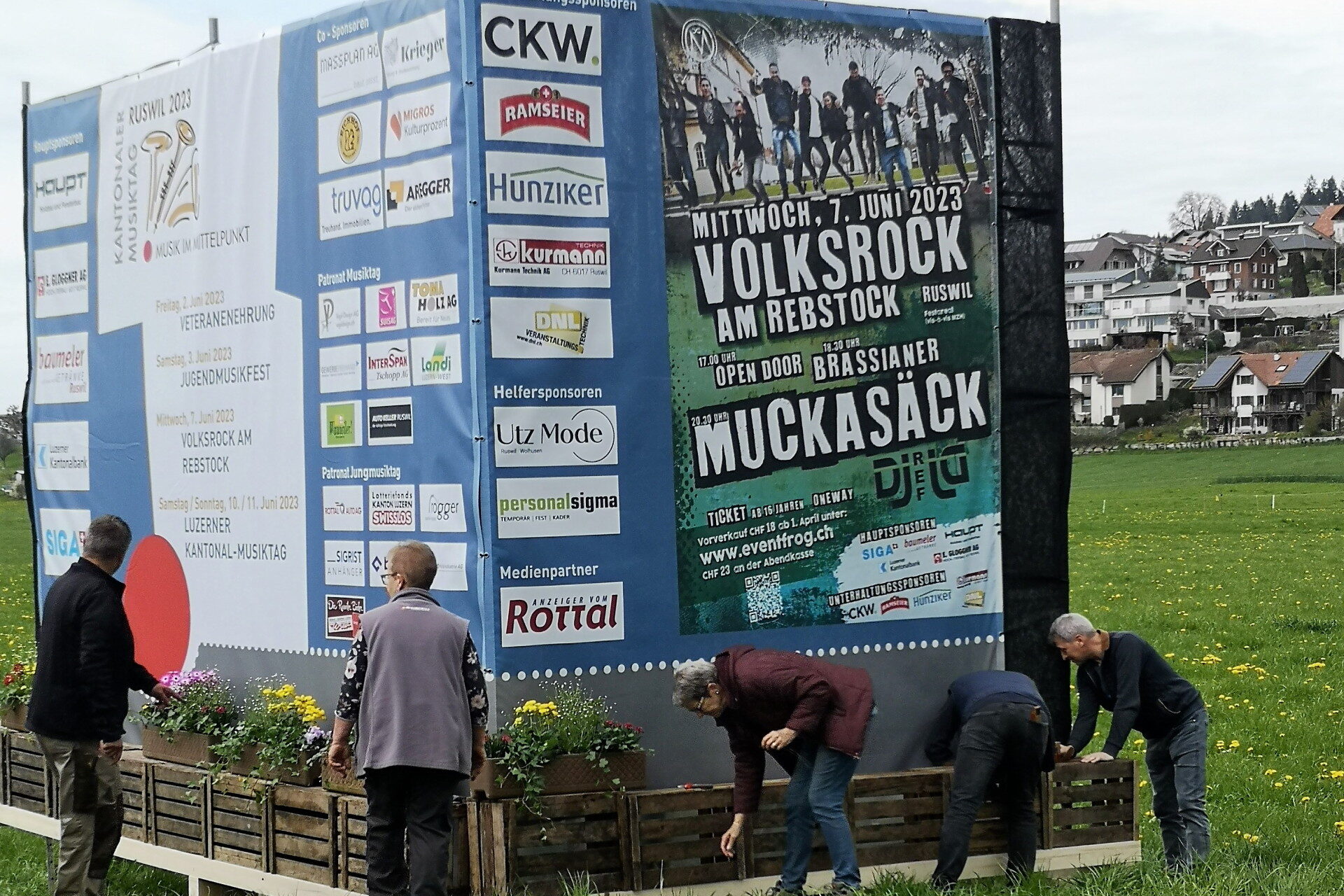 Das Dekoteam verschönert die Tafeln mit Blumen. Fotos Aufbau Musiktag: Die Intensiv-Phase beginnt mit dem aufstellen der Werbetafeln für den Musiktag Ruswil 2023. Auch Blumen gehören dazu.