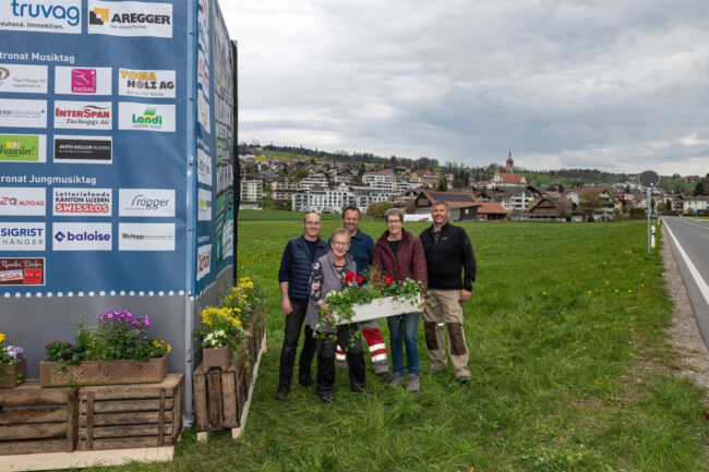 Aufstellen der Werbetafeln für den Musiktag Ruswil 2023. Auch Blumen gehören dazu. (Foto von Stefan Dubach, Skyworks.ch)