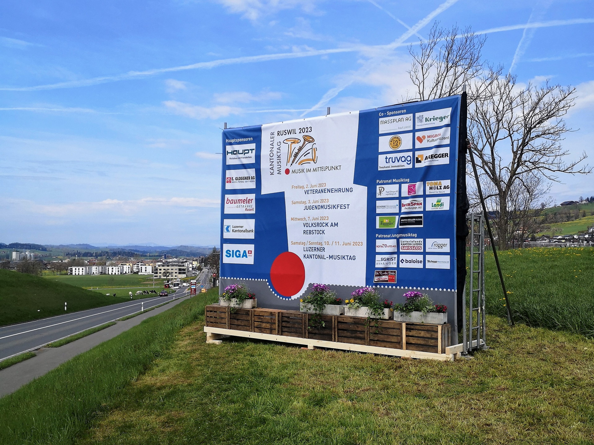 Der Start der Intensiv-Phase für den Musiktag Ruswil begann mit dem Aufstellen der Werbetafeln an den Dorfeingängen.