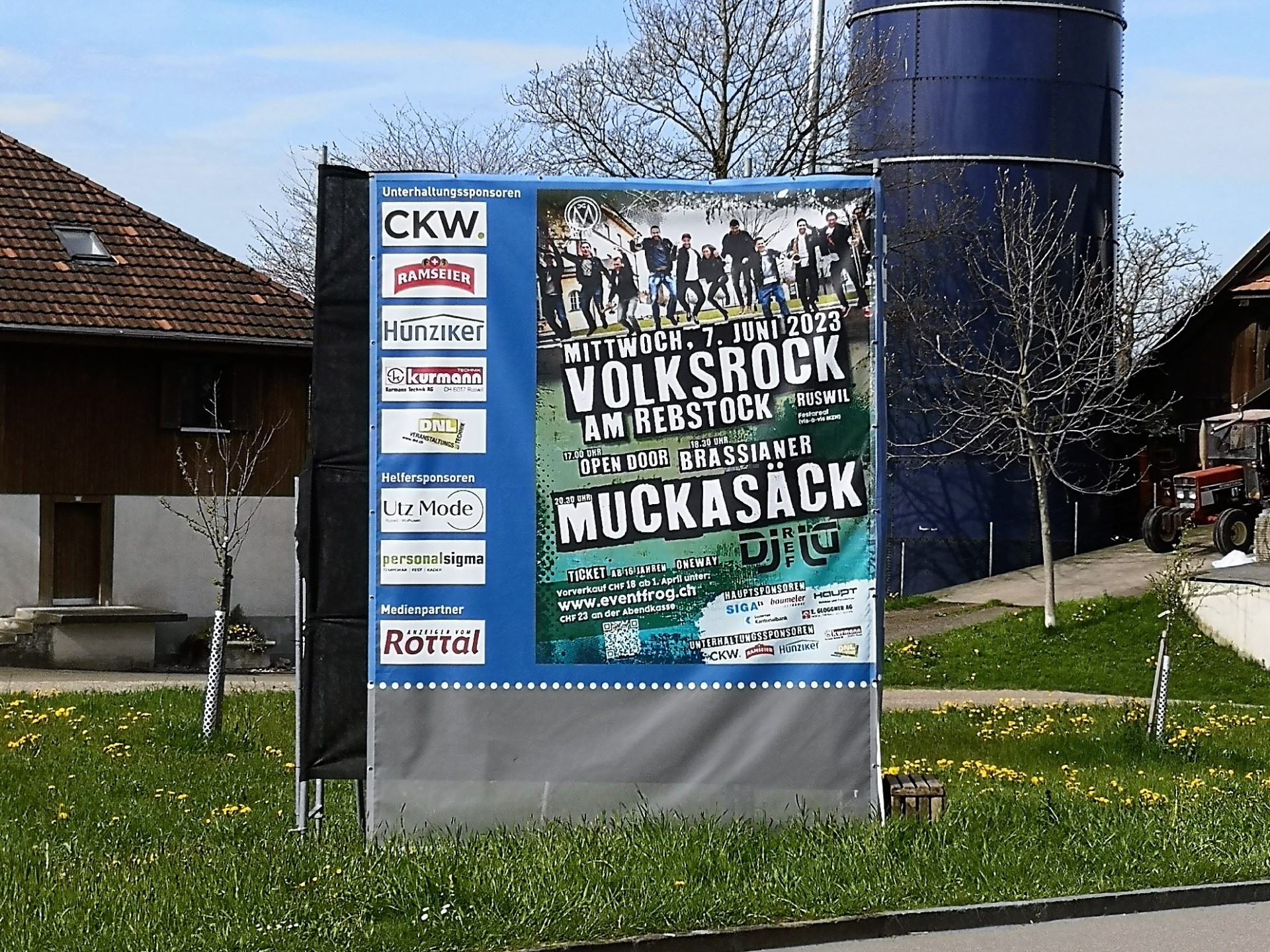 Der Start der Intensiv-Phase für den Musiktag Ruswil begann mit dem Aufstellen der Werbetafeln an den Dorfeingängen.