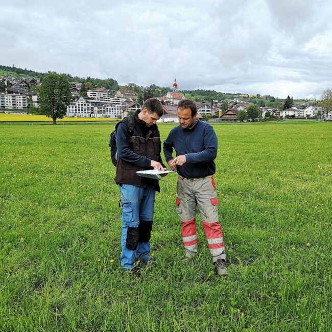 Markus Bättig und Thomas Hofstetter besprechen die Arbeiten anhand der detaillierten Pläne für den Musiktag Ruswil.