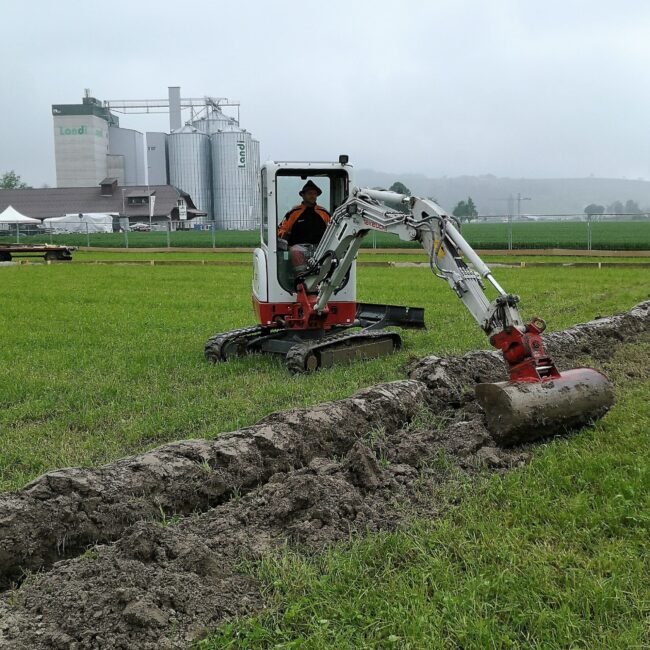 Die Gräben für die Rohre wurden mit einem Bagger ausgehoben und auch wieder verschlossen.
