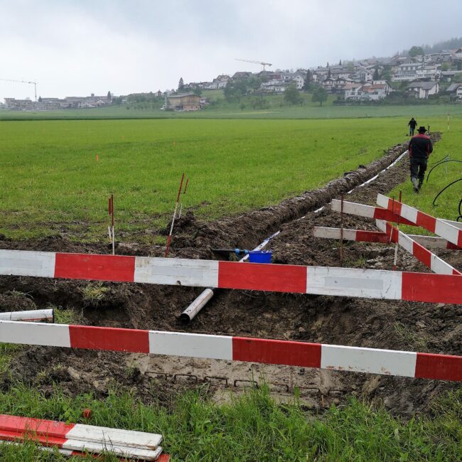 Rohre für die elektrische Installation wie auch Wasser werden auf dem Festgelände des Musiktags Ruswil verlegt.