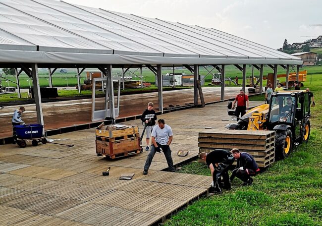 Beim Musiktag Ruswil werden in den Zelten wie auch im Aussenbereich werden Holzböden verlegt, so dass hindernisfreier Zugang für alle vorhanden ist.