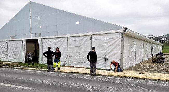 Entlang der Wolhuserstrasse werden die Böden speziell angefertigt, damit auch die Toilettenanlage per Rollstuhl erreicht werden kann.