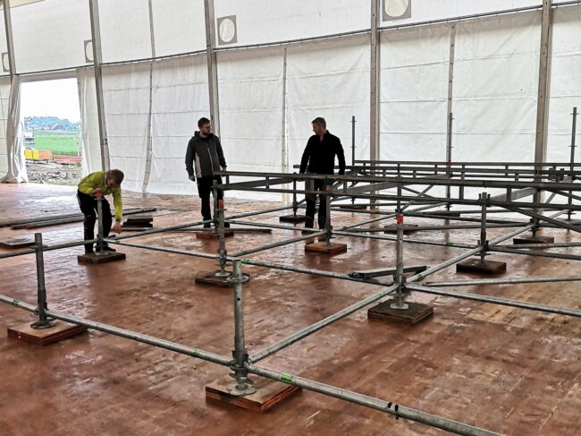 Musiktag Ruswil: Im Festzelt wird die 24x8 m grosse Bühne für die 185 Veteranen des LKBV aufgestellt