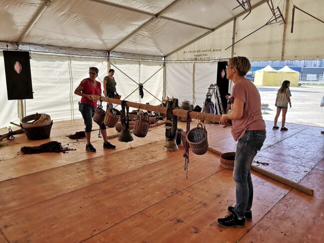 Endlich ist es soweit und das Dekoteam kann mit dem Ausschmücken der Zelte beginnen.