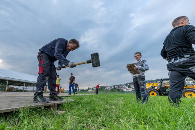 Viel Arbeit für Jung und Alt gibt beim Verlegen der Bodenplatten im Aussenbereich des Festareals für den Musiktag Ruswil.
