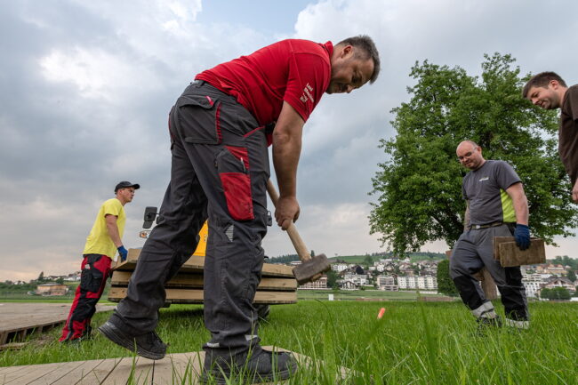 Bei trockenem und kühlem Wetter konnten die Bodenplatten im Aussenbereich des Musiktag Geländes verlegt werden.