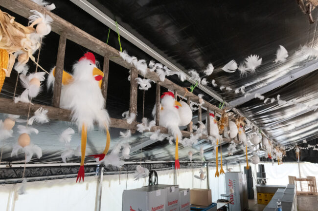 Aufbau Festgelände Musiktag Ruswil - Dekoration im Hühnerstall