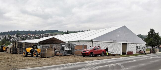 Der Lagerplatz ist mit Material gefüllt, das kleine Zelt im Hintergrund links ist das Gastrozelt.