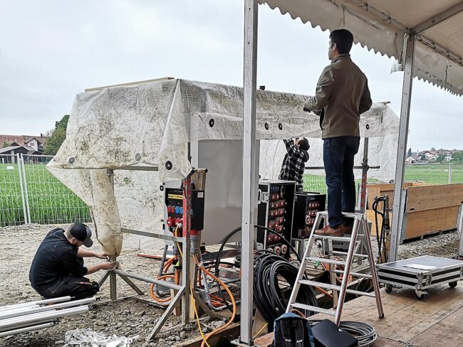 Zahlreiche Steckdosen werden für das Gastrozelt benötigt. Der Stromanschluss ist für 20 Einfamilienhäuser, das Gastrozelt enthält eine dieser Anschlussstellen.