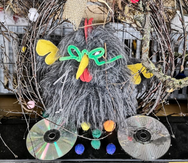 Zahlreiche Hühner und Hähne wurden vom Dekoteam für den Hühnerstall gebastelt.