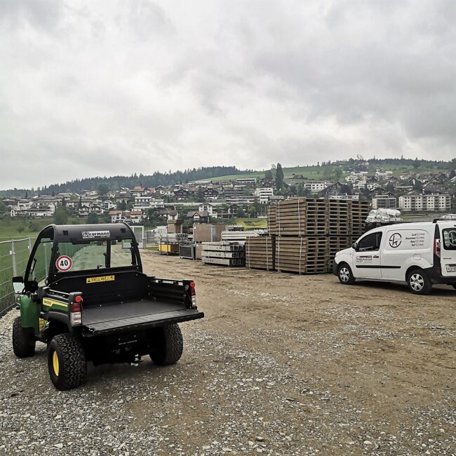 Das Grosse Festzelt und die Böden sind bereit zum Aufstellen für den Musiktag Ruswil am Montag, 22. Mai. 2023