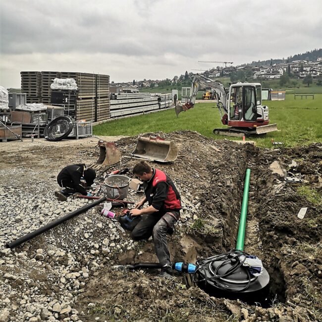 Nicht nur frisches Wasser auch das Gebrauchtwasser muss zurück in die Kanalisation. Einbau der Abwassserleitungen am Samstag 20. Mai
