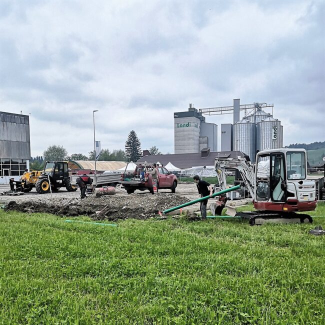 Jung und Alt sind mit dem Aufbau des Festgeländes für den Musiktag Ruswil beschäftig.