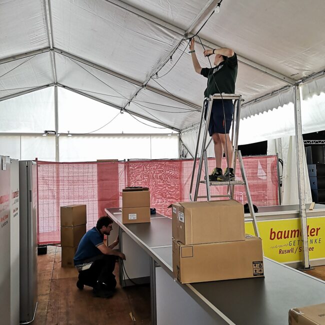 Die Kühlschränke und Theken sind im Gastrozelt des Musiktags Ruswil bereits aufgestellt.