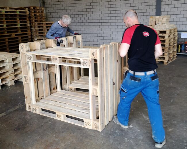 Im Magazin werden die Barelemente für den Hühnerstall und fürs Volksrock am Rebstock zusammenmontiert.