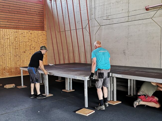 Zahlreiche Helfer unterstützen uns beim Aufbau der Vortragslokale