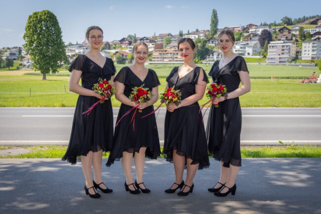 Der Musiktag Ruswil geht mit der Veteranenehrung los und die Ehrendamen machen sich bereit.