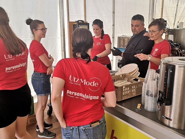 Alle Helfer:innen bekommen ein feines Essen und Getränke dazu.