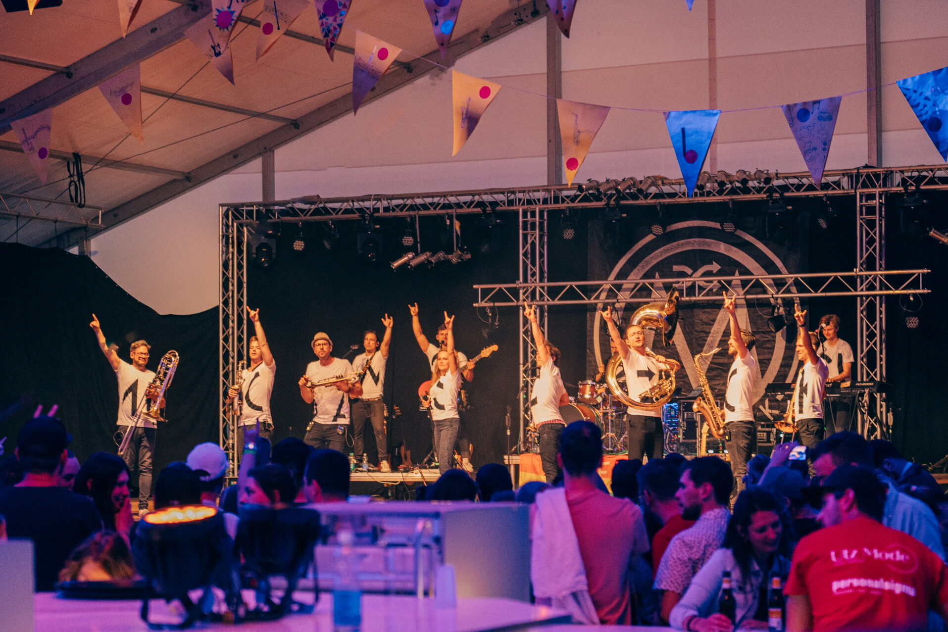 Muckasäck sorgen für Stimmung (Foto Roger Dula) Party Volksrock am Rebstock vom 7. Juni 2023