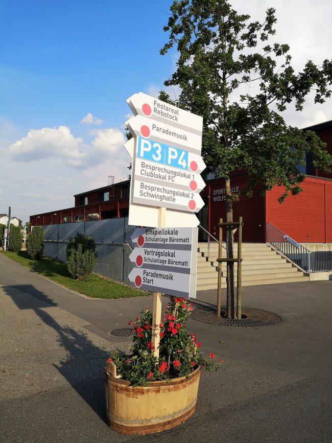 Wegweiser zeigen den Weg in die Lokale des Musiktag Ruswil